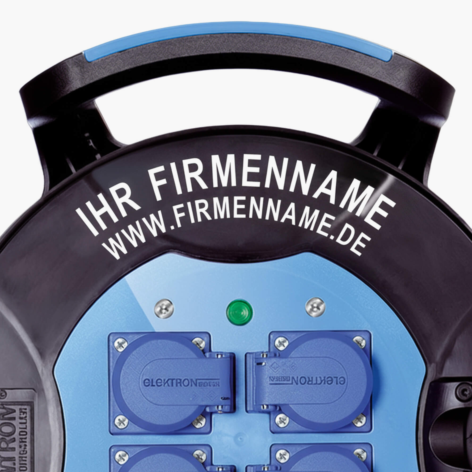 Schwarze Kabeltrommel mit individueller Firmenname-Gravur auf der Vorderseite und zwei blauen Schutzkontakt-Steckdosen in der Mitte.